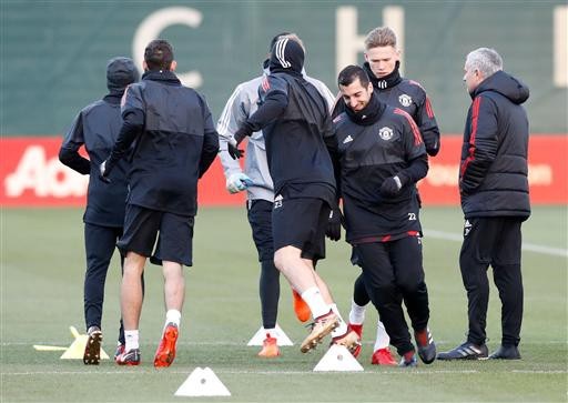 Bất chấp giá lạnh, cầu thủ MU vẫn "luyện công" đợi CSKA - 8
Mkhitaryan (thứ ba từ phải sang) vẫn cười tươi trên sân tập dù đang bị Mourinho bỏ rơi trong khoảng thời gian gần đây