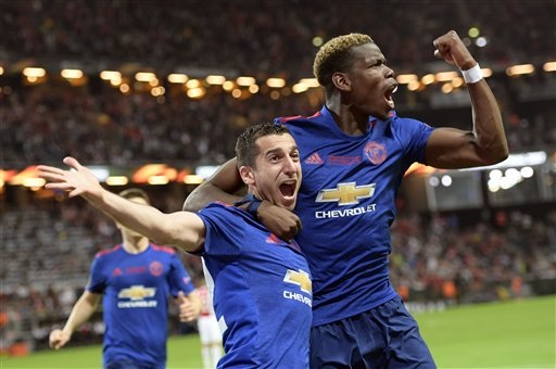 Khoảnh khắc ngọt ngào trong chiến thắng của MU trước Ajax - 10
Mkhitaryan và Pogba ăn mừng sau khi MU có được bàn thắng thứ hai