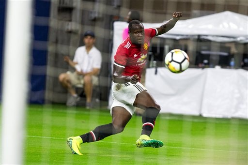 Nhìn lại chiến thắng của MU trước Man City trên đất Mỹ - 11
Phút 37, Lukaku đã vượt qua thủ thành Ederson để sút tung lưới trống mở tỉ số