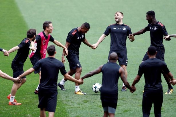 Cầu thủ MU thực hiện bài tập lạ mắt trên sân Benfica - 11
Về giá trị tinh thần thì bài tập của Mourinho đã thành công rõ ràng khi tạo ra không khí hào hứng, vui vẻ cho các cầu thủ MU