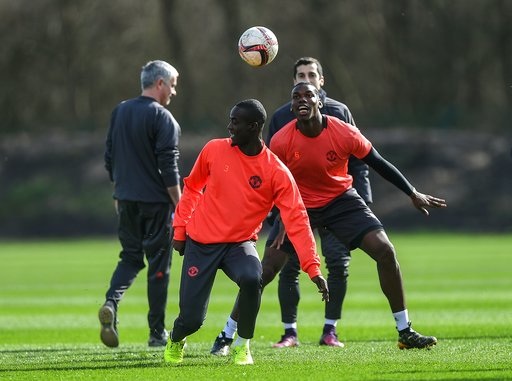 Fellaini: “MU muốn vô địch Europa League” - 12
Baily, Pogba và Mkhitaryan vừa tập luyện vừa trêu đùa