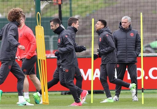 Rooney, De Gea trở lại tập luyện cùng đồng đội ở MU - 10
Fellaini, Shaw, Mkhitaryan, Herrera, Lingar và Mouirnho (từ trái sang)