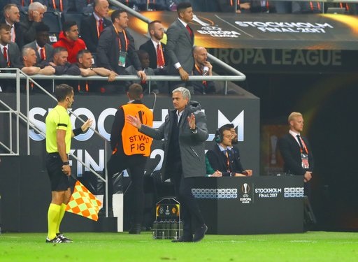 Khoảnh khắc ngọt ngào trong chiến thắng của MU trước Ajax - 12
Mourinho phản ứng với trợ lý trọng tài trong một tình huống diễn ra trên sân