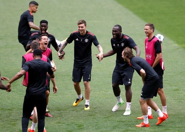Cầu thủ MU thực hiện bài tập lạ mắt trên sân Benfica - 12
Herrera (thứ ba từ trái sang) cười như thế chưa bao giờ được cười