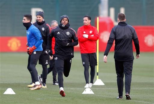 Bất chấp giá lạnh, cầu thủ MU vẫn "luyện công" đợi CSKA - 11
Tiền đạo trẻ Rasford (giữa) hăng say luyện tập