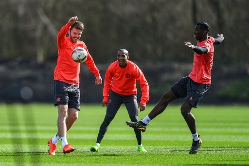 Fellaini: “MU muốn vô địch Europa League” - 13
Carrick, Young và Pogba (từ trái qua phải)