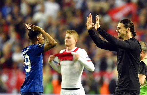 Khoảnh khắc ngọt ngào trong chiến thắng của MU trước Ajax - 13
Ibrahimovic (phải) xuống sân chúc mừng Rashford. Tiền đạo người Thụy Điển dính chấn thương nặng nên bỏ lỡ giai đoạn cuối mùa, tuy nhiên anh vẫn đóng góp lớn cho thành công của MU mùa này và tất nhiên cả ở Europa League. Ibra vẫn được trao huy chương vàng.