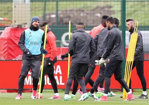 Rooney, De Gea trở lại tập luyện cùng đồng đội ở MU - 11
Ibrahimovic (trái) đang là chân sút chủ lực của MU hiện nay