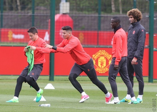 Rooney trở lại thi đấu cho MU trận gặp Anderlecht - 13
Dường như Herrere định cướp áo bib của Bailly, nhưng anh đã bị Rojo kéo lại