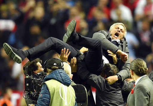 Khoảnh khắc ngọt ngào trong chiến thắng của MU trước Ajax - 14
Các trợ lý công kênh Mourinho sau trận đấu