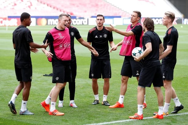 Cầu thủ MU thực hiện bài tập lạ mắt trên sân Benfica - 14
Mẫu áo bib màu hồng khá điệu đà dành cho các cầu thủ MU
