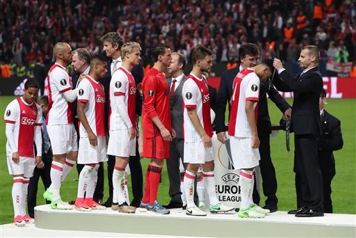 Khoảnh khắc ngọt ngào trong chiến thắng của MU trước Ajax - 15
Nỗi buồn của kẻ thất bại, các cầu thủ Ajax đầy buồn bã khi nhận tấm huy chương bạc