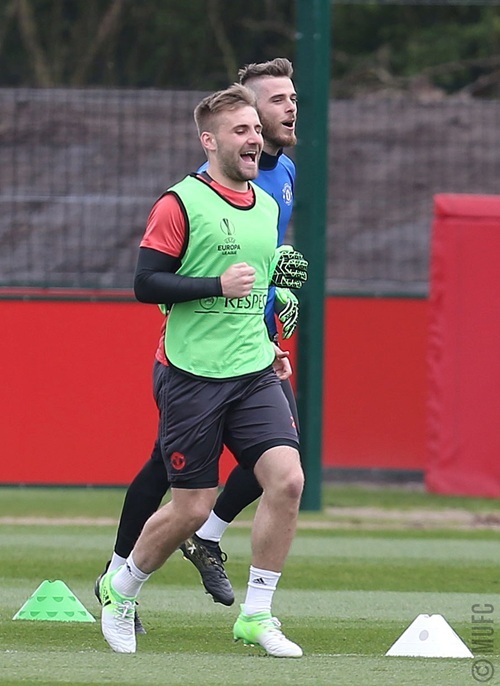 Rooney trở lại thi đấu cho MU trận gặp Anderlecht - 15
Shaw và De Gea trên sân tập, nhiều khả năng cả hai sẽ chỉ ngồi dự bị ở trận này. Mourinho tin tưởng Romero cho đấu trường Europa League nên De Gea phải ngồi dự bị, trong khi Shaw chưa thực sự chiếm được niềm tin của Mourinho