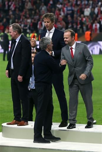 Khoảnh khắc ngọt ngào trong chiến thắng của MU trước Ajax - 16
Mourinho nhận lời chúc mừng của Phó chủ tịch kiêm giám đốc điều hành MU - Ed Woodward
