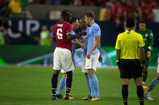 Nhìn lại chiến thắng của MU trước Man City trên đất Mỹ - 16
Tình huống va chạm giữa Pogba (trái) và Stone (phải)