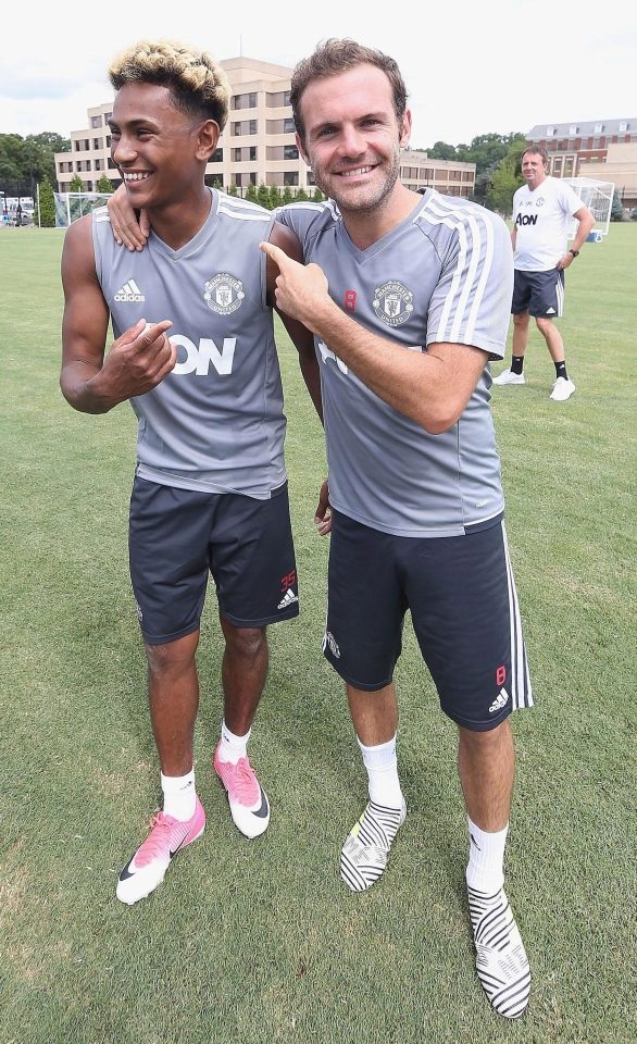 Các cầu thủ MU tập luyện chuẩn bị thi đấu với Barcelona - 15
Demetri Mitchell (trái) đùa vui với Mata (phải) Tiền vệ người Tây Ban Nha có đôi giày khá lạ mắt