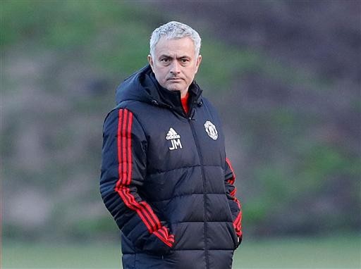 Bất chấp giá lạnh, cầu thủ MU vẫn "luyện công" đợi CSKA - 15
Mourinho giữ khuôn mặt trầm tư trên sân tập. MU ở vào tình thế không quá lo lắng khi tiếp đón CSKA, có lẽ chiến lược gia người Bồ Đào Nha để tâm nhiều hơn về trận cầu cuối tuần gặp Man City