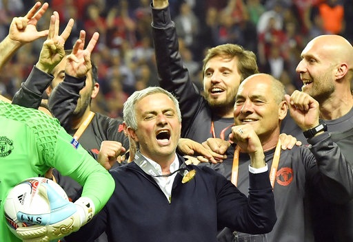 Khoảnh khắc ngọt ngào trong chiến thắng của MU trước Ajax - 18
Mourinho đầy phấn khích khi cùng MU gặt hái thành công