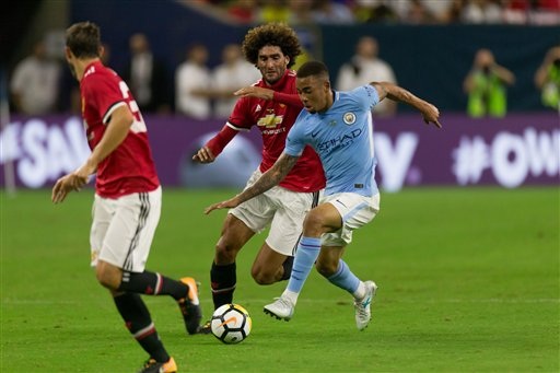 Nhìn lại chiến thắng của MU trước Man City trên đất Mỹ - 17
Fellaini (giữa) tranh bóng với Jesus (phải) trong hiệp hai. Man City chơi không ấn tượng nên đã thua.
