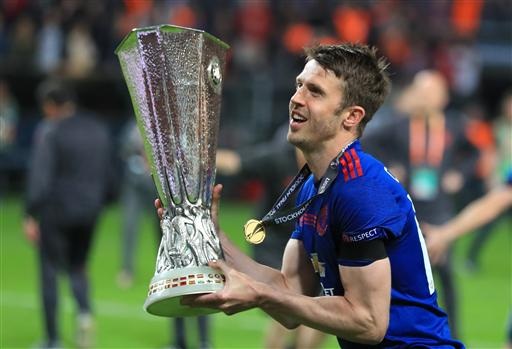 Khoảnh khắc ngọt ngào trong chiến thắng của MU trước Ajax - 19
Carrick khoe chiếc cúp bạc với cổ động viên. Tiền vệ người Anh sẽ rời MU vào cuối mùa giải năm nay, nhiều khả năng anh sẽ giải nghệ