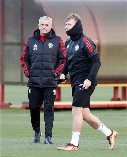 Bất chấp giá lạnh, cầu thủ MU vẫn "luyện công" đợi CSKA - 17
Mourinho khẳng định Shaw (phải) sẽ trở lại đội hình thi đấu của MU (18 cầu thủ)