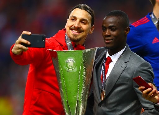 Khoảnh khắc ngọt ngào trong chiến thắng của MU trước Ajax - 20
Khoảnh khắc tự sướng của Ibra và Bailly, một người dính chấn thương không thể góp mặt, một người dính án treo giò.