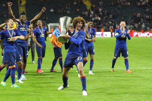 Khoảnh khắc ngọt ngào trong chiến thắng của MU trước Ajax - 21
Fellaini và các cầu thủ MU đầy phấn khích trước thành công của đội bóng ở sân chơi châu Âu