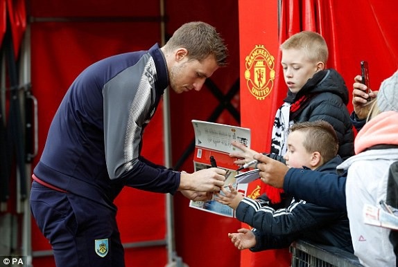 Man Utd 2-2 Burnley: Hú vía cho "Quỷ đỏ" - 6
Cầu thủ Chris Wood của Burnley ký tặng người hâm mộ