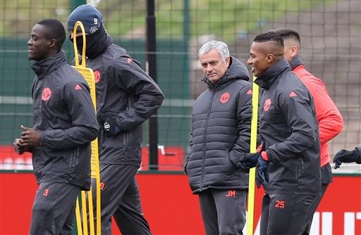 Rooney, De Gea trở lại tập luyện cùng đồng đội ở MU - 12
Do thời tiết lạnh ở Anh nên các cầu thủ MU phải mặc khá kín ngay cả trên sân tập