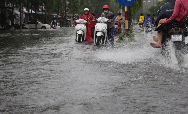 Đường phố Cần Thơ ngập nặng sau trận mưa lớn - 2
Một số người tham gia giao thông phải dắt bộ do xe bị ngập nước mưa, chết máy