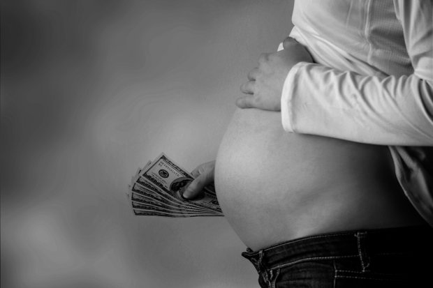 Đeo bụng giả, chi tiền mua con, rồi lại mang con đi trả - 1
Hình minh họa: Shutterstock