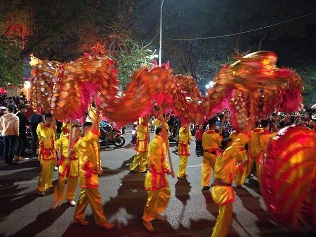 Người dân cả nước hân hoan trong phút giao thừa - 11
Màn múa lân, sư, rồng chào đón năm mới tại Hồ Gươm.