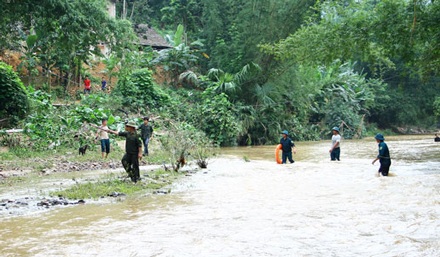 Vụ 4 người trong gia đình bị lũ cuốn: Tìm thấy thi thể cháu bé - 1 Sau hơn một ngày đêm tìm kiếm, lực lượng chức năng đã tìm thấy thi thể cháu Lý Hải Phong trong vụ gia đình bị lũ cuốn trôi cả xe ô tô.