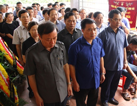 Vụ 4 người trong gia đình bị lũ cuốn: Tìm thấy thi thể cháu bé - 2
Ông Bùi Xuân Hoà, Phó Bí thư Tỉnh uỷ Thái Nguyên (đứng giữa hàng đầu), cùng lãnh đạo tỉnh Thái Nguyên đến chia buồn cùng gia đình nạn nhân Lý Hải Lân.