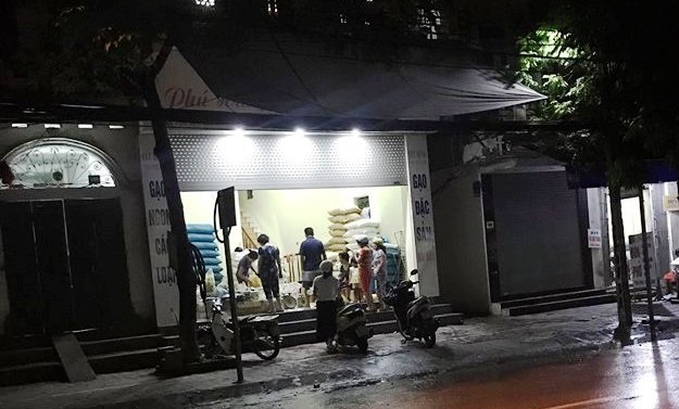 Dân kéo nhau đi canh mức nước, đổ xô mua lương thực tích trữ - 9
Nửa đêm, hàng gạo vẫn tấp nập khách mua. Một người dân cho biết muốn mua mì tôm tích trữ cho những ngày ngập lụt nhưng đã cháy hàng.