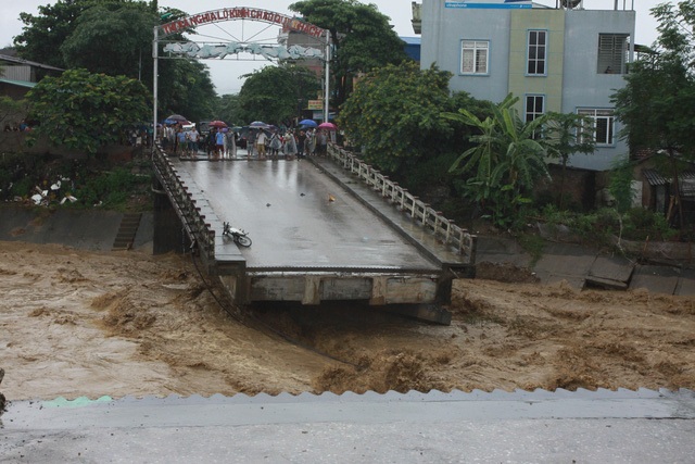 
Cầu Thia tại Nghĩa Lộ (Yên Bái) bị lũ cuốn phăng làm một phóng viên TTXVN và 3 người dân bị rơi xuống dòng nước lũ mất tích.
