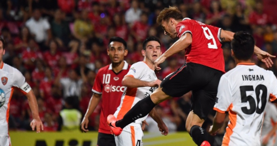 Đội bóng Thái Lan giành quyền vào vòng knock-out AFC Champions League - 1 Muangthong United (áo đỏ) quá mạnh so với đại diện của... Australia là Brisbane Roar