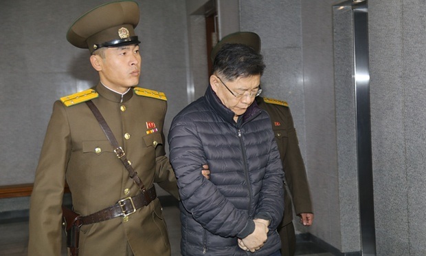 Triều Tiên thả mục sư Canada bị kết án chung thân - 1 Mục sư Hyeon Soo Lim bị áp giải tại Triều Tiên (Ảnh: CBN)
