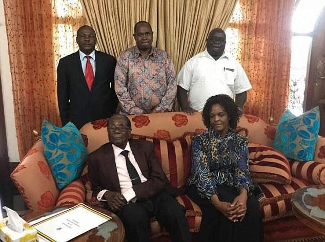 Cựu đệ nhất phu nhân Zimbabwe tái xuất sau tin đồn bị giam tại nhà tù quân sự - 1
Cựu Tổng thống Zimbabwe Robert Mugabe và phu nhân Grace xuất hiện trong dinh thự riêng. (Ảnh: Dailymail)