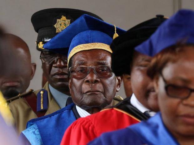 Lộ diện người thuyết phục Tổng thống Zimbabwe từ chức sau 37 năm cầm quyền - 3
Ông Mugabe từ chức hôm 21/11, kết thúc 37 năm cầm quyền. (Ảnh: Reuters)