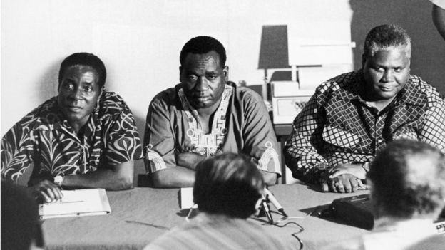 Tổng thống 93 tuổi bị quân đội Zimbabwe quản thúc là ai? - 2 Ông Mugabe (bên trái) vào năm 1960 khi bắt đầu tham gia vào con đường chính trị (Ảnh: Getty)