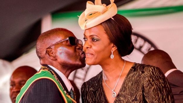Tổng thống 93 tuổi bị quân đội Zimbabwe quản thúc là ai? - 4
Tổng thống Zimbabwe cùng người vợ 2, Grace Mugabe (Ảnh: AFP)