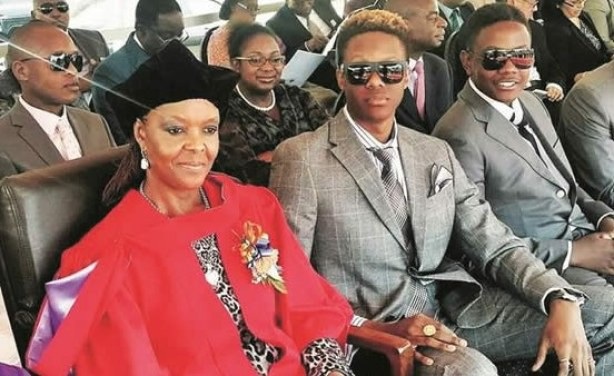 Lối ăn chơi khét tiếng của con trai Tổng thống Zimbabwe bị quản thúc - 2 Hai quý tử của Tổng thống Mugabe bên người mẹ quyền lực. (Ảnh: The Herald)