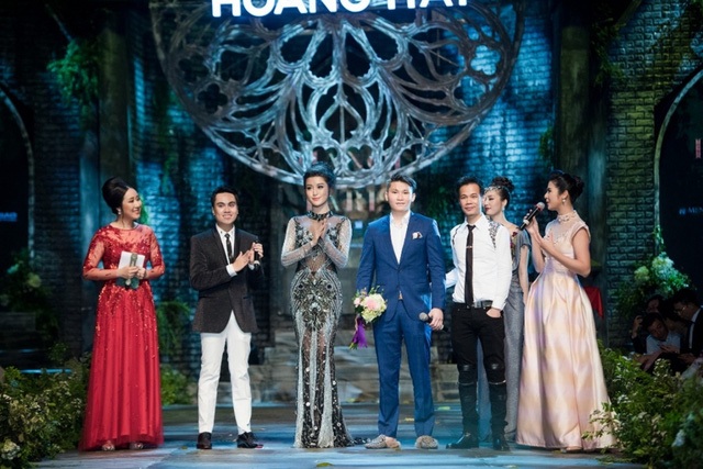 3 scandal ồn ào khi các nàng hậu Việt bị tố “giật chồng”, “thả thính” - 5 Chiếc đầm của Á hậu Huyền My mặc được chàng trai áo xanh đứng cạnh cô mua với giá 6.500 USD để tặng mẹ nhân ngày của mẹ, và anh cho biết, anh muốn mẹ anh mặc chiếc đầm này trong ngày cưới của chị gái. Đây chính là chàng trai được nhắc đến trong câu chuyện của tài khoản T.H.