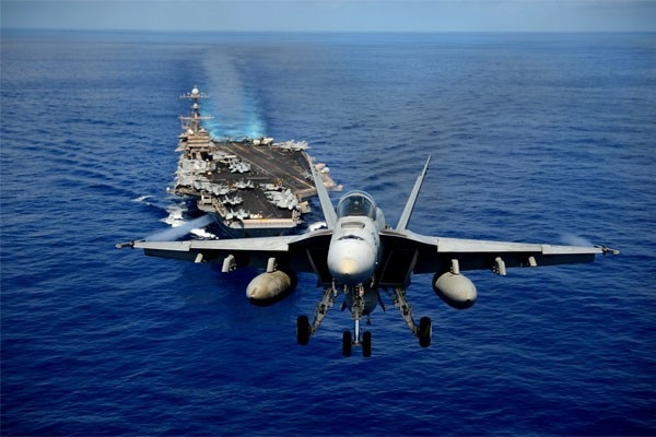 Cuộc đối đầu không tiếng súng Trung - Mỹ - 1 Máy bay F/A-18E Super Hornet và tàu sân bay USS John C. Stennis của Mỹ (Ảnh: US Navy)