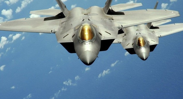 Vì sao Mỹ không thể lật đổ nhà lãnh đạo Kim Jong-un? - 3 Hai máy bay chiến đấu F-22 Raptor của Không quân Mỹ (Ảnh: Sputnik)