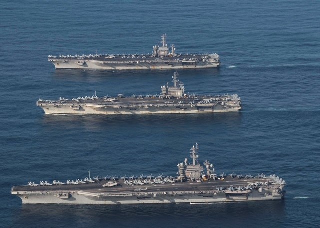 Mỹ - Nhật tập trận “nắn gân” Triều Tiên sau chuyến công du của Tổng thống Trump - 1 3 tàu sân bay USS Ronald Reagan USS Theodore Roosevelt và USS Nimitz của Mỹ tập trận ở tây Thái Bình Dương ngày 12/11 (Ảnh: Reuters)