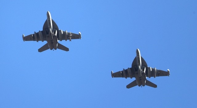 Máy bay Mỹ - Hàn phô diễn sức mạnh sát Triều Tiên - 1 Máy bay chiến đấu EA-18G Growler của Không quân Mỹ bay qua căn cứ Osan tại Hàn Quốc ngày 4/12 (Ảnh: Reuters)