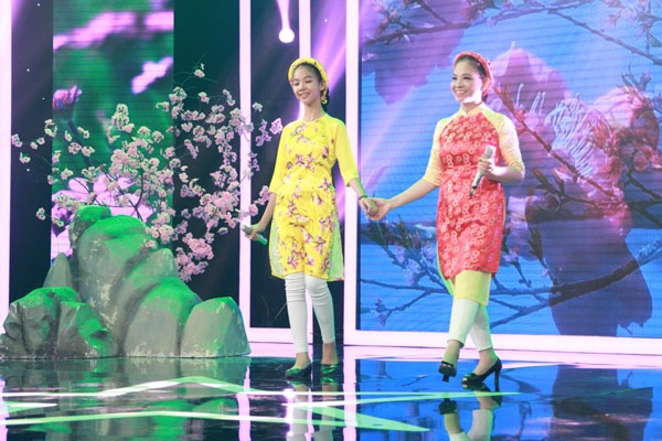 Trên sân khấu “Gia đình song ca” lần này, hai mẹ con chị Mỹ Công- Phương Vy mặc bộ áo dài cách tân giống như hai chị em, trình diễn ca khúc “Mùa xuân đầu tiên”.