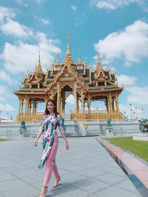Xuân Bắc - Tự Long khoe ảnh "hổ báo", Đức Phúc lần đầu selfie sau phẫu thuật - 13 Hoa hậu Mỹ Linh mặc áo dài cách tân trẻ trung, tự tin dạo bước ở chùa vàng tại Thái Lan.